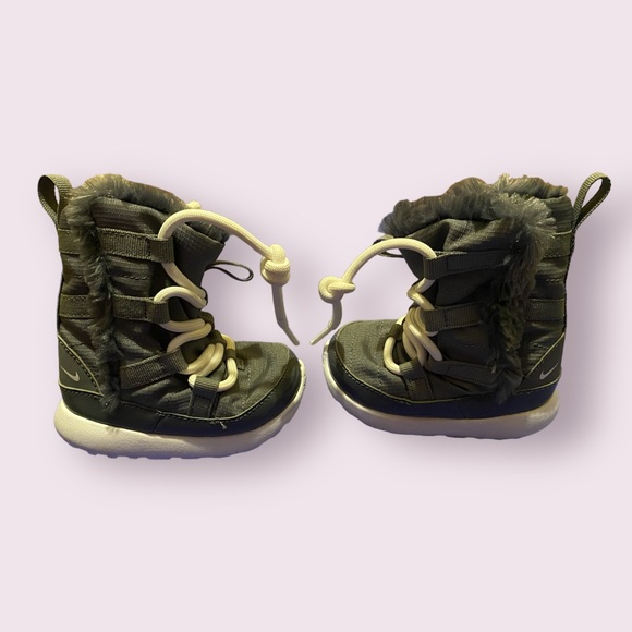 Baby Nike Roshe One Boots - Picture 2 of 6
